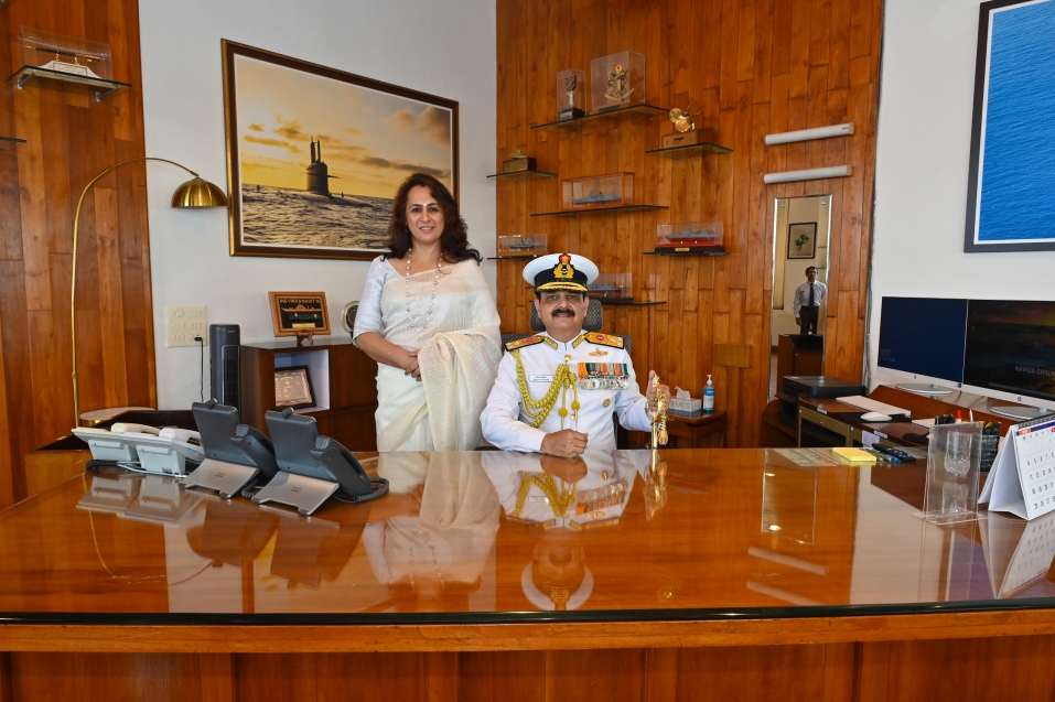 वाइस एडमिरल संजय वात्सायन पश्चिमी नौसेना कमान के फ्लैग ऑफिसर कमांडिंग-इन-चीफ...